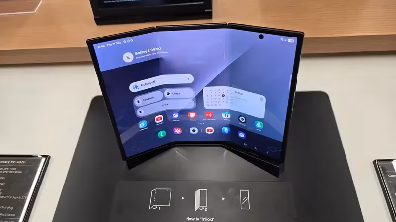 Сгибающийся смартфон Samsung Galaxy Z TriFold 2 с дисплеем Showtime на демонстрации