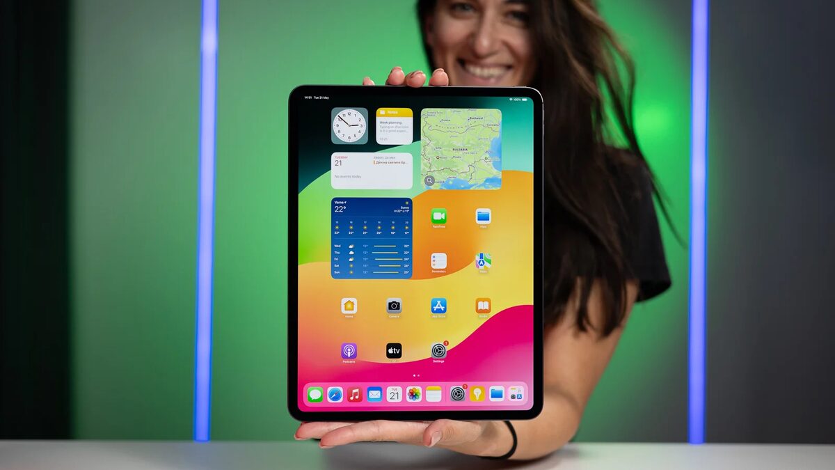 13-дюймовый iPad Pro M4 с дисплеем и логотипом Apple в руке пользователя