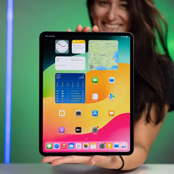 13-дюймовый iPad Pro M4 с дисплеем и логотипом Apple в руке пользователя