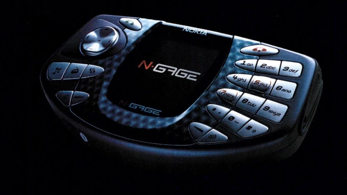 Мобильный телефон Nokia N-Gage с черным корпусом и клавиатурой