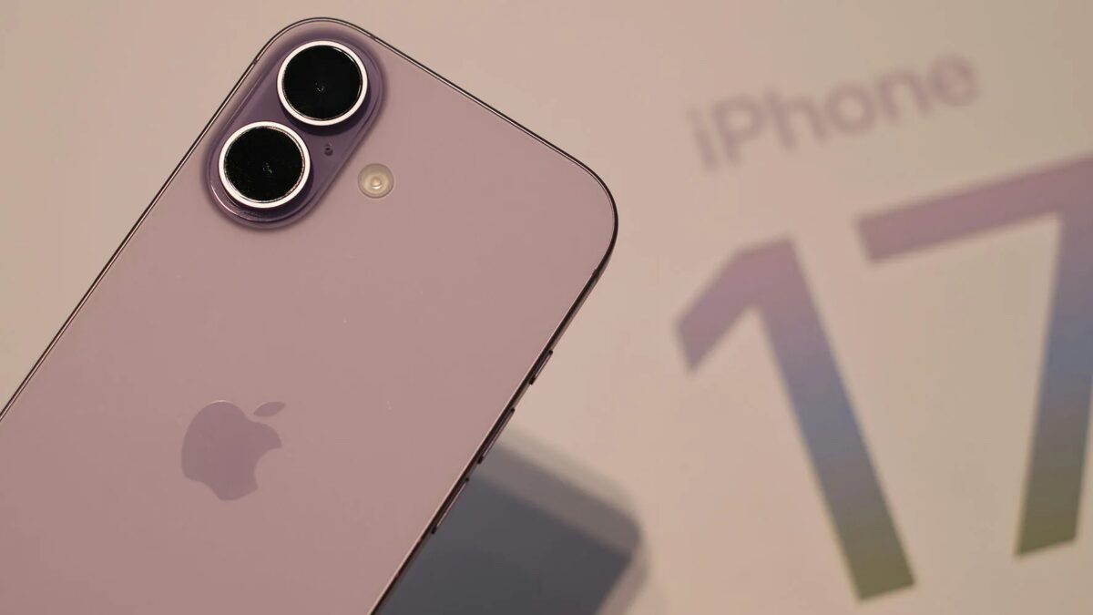 Продажи iPhone в Китае выросли на 23% в начале 2026 года 1 Задняя панель iPhone 15 с двумя камерами на фоне данных о продажах в Китае