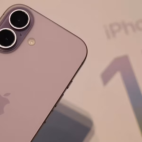 Задняя панель iPhone 15 с двумя камерами на фоне данных о продажах в Китае