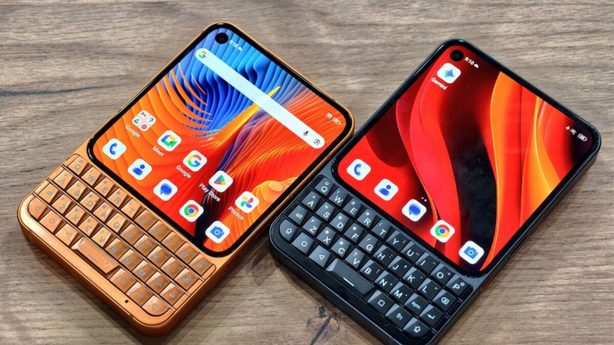 Два смартфона Titan 2 Elite с клавиатурой и дисплеями AMOLED