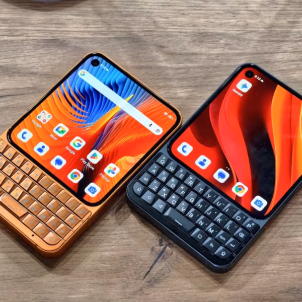 Два смартфона Titan 2 Elite с клавиатурой и дисплеями AMOLED