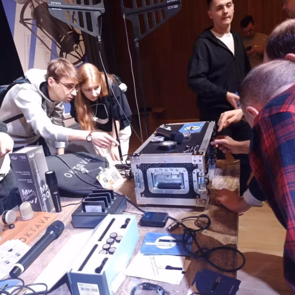 Вебинар «Октава ДМ»: участники демонстрируют радиочастотное оборудование и микрофоны на выставке