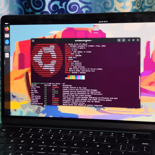Ноутбук с интерфейсом Ubuntu и обновлёнными значками папок на рабочем столе