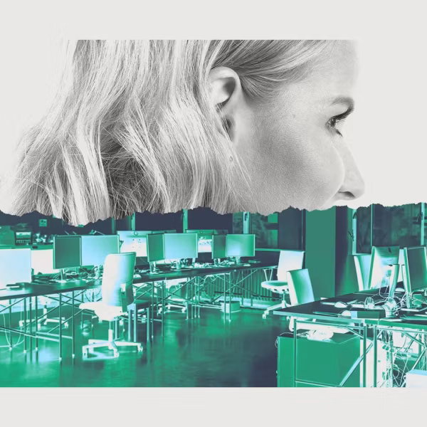 Женщина за офисным столом с настольным компьютером в современном рабочем пространстве