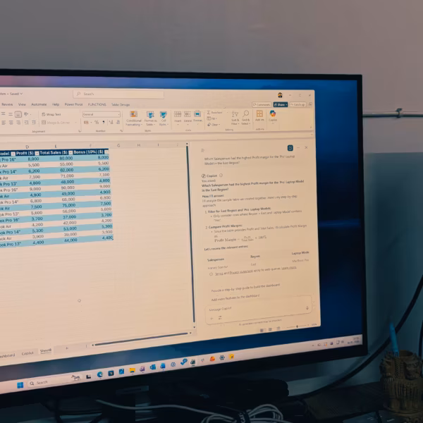 Монитор с Windows 11 и Excel с подсказками Copilot на рабочем столе