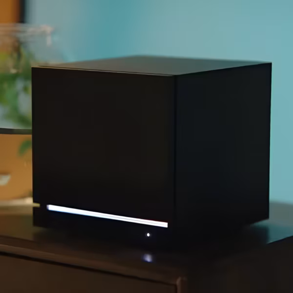 Коробка с SteamOS 3.8.0 и подписью Steam Machine от Valve на столе