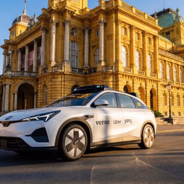 Роботакси Verne от Uber с Pony AI на улице в Европе