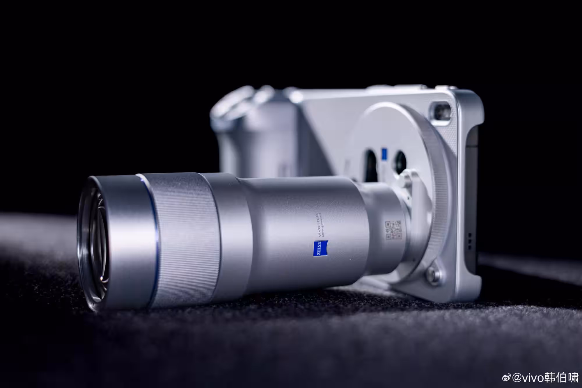 Объектив камеры Sony LYT-901 на смартфоне Vivo X300 Ultra