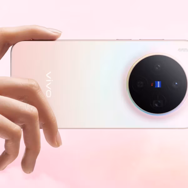 Рука держит смартфон Vivo X300 с круглым модулем камер и тройным блоком объективов