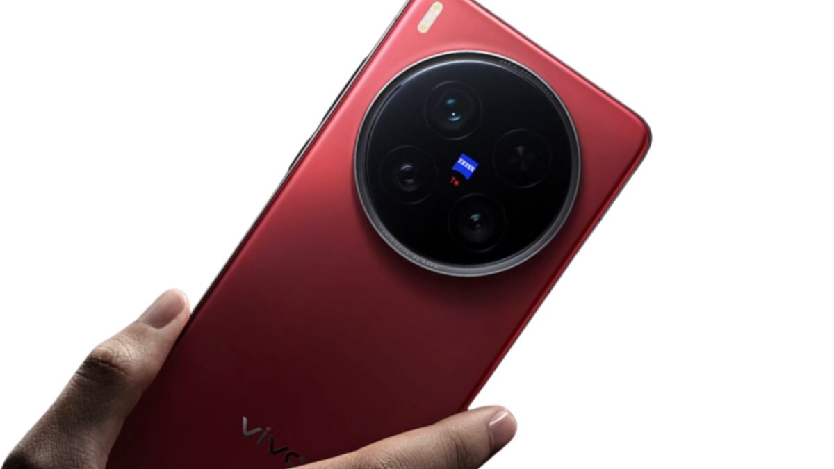 Красный смартфон Vivo X500 с крупной тройной камерой и акцентом на чип Dimensity 9600
