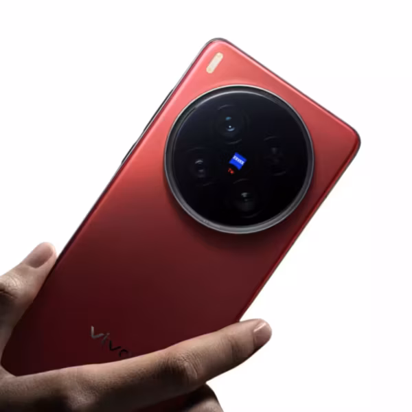 Красный смартфон Vivo X500 с крупной тройной камерой и акцентом на чип Dimensity 9600