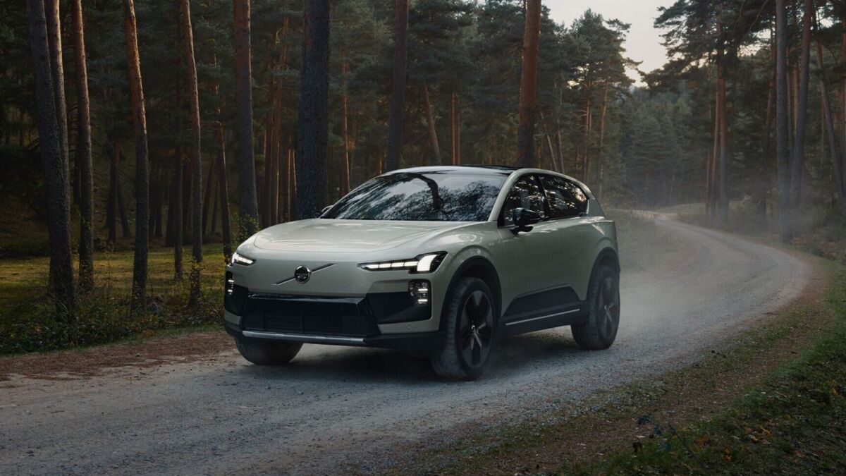 Volvo XC40 Electric на лесной дороге: передний фасад электрокара Volvo для США