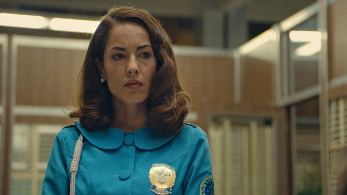 Барбара Мори в полицейской форме сериала Women in Blue на Apple TV