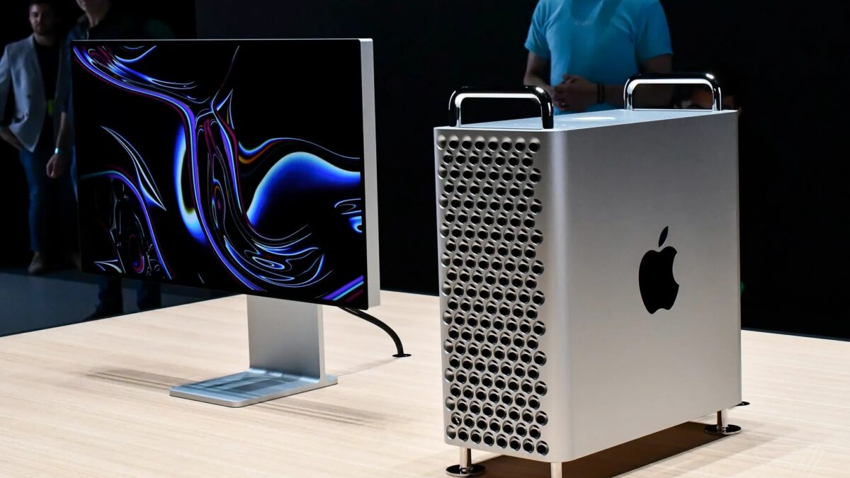 Mac Pro и монитор на столе на выставке в контексте анонсов Apple и WWDC