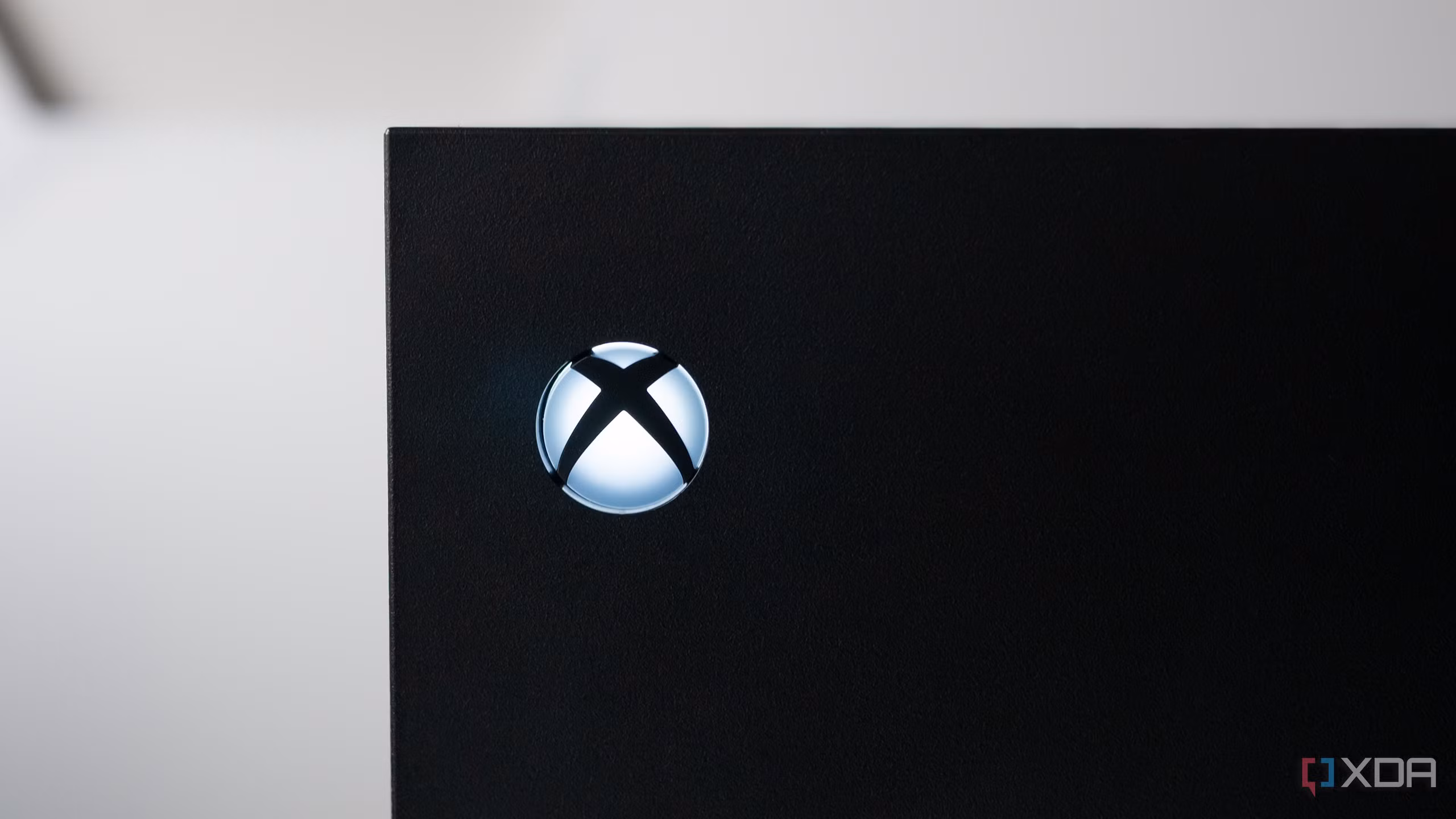 Кнопка Xbox на корпусе игровой консоли Xbox Series X