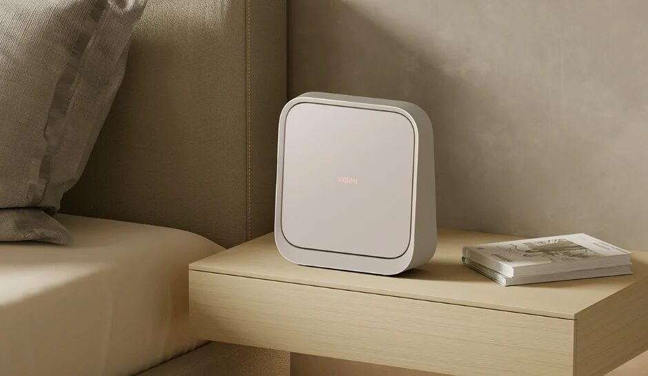 Беспроводной проектор Xgimi Z6X на тумбочке