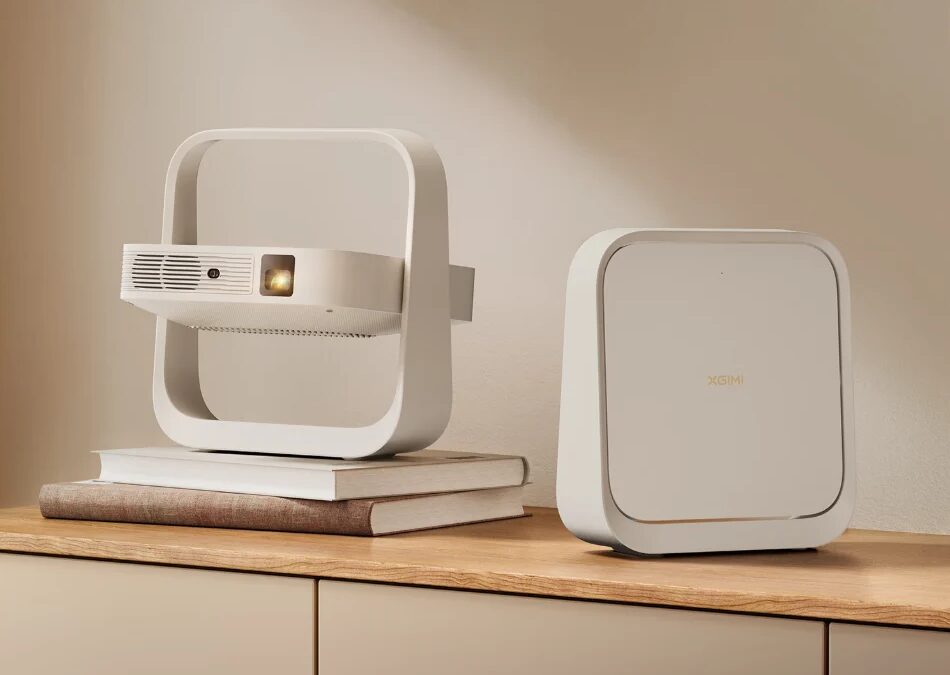Проектор Xgimi Z6X на деревянной поверхности в помещении