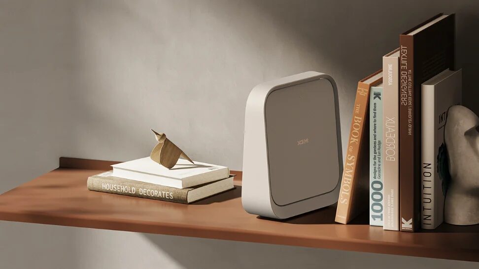 Блок питания проекта Xgimi Z6X на полке с книгами