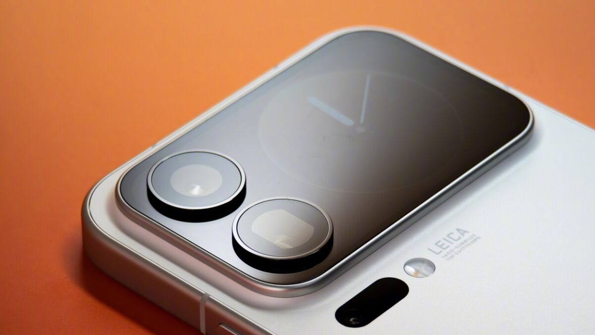 Задняя часть смартфона Xiaomi 18 Pro и Pro Max с большими камерными модулями