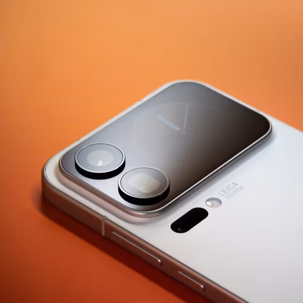 Задняя часть смартфона Xiaomi 18 Pro и Pro Max с большими камерными модулями