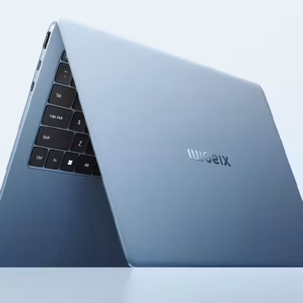 Ноутбук Xiaomi Book Pro 14 в синем цвете с открытой крышкой на столе