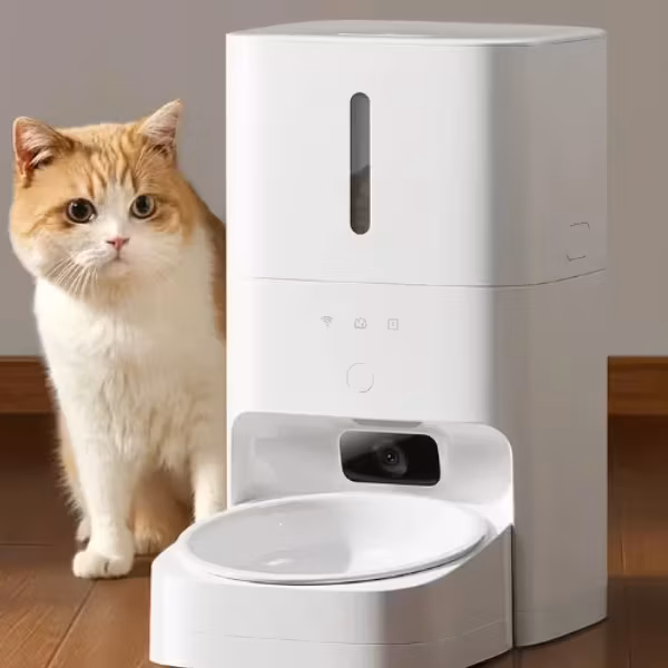 Кошка у умной кормушки Xiaomi Mijia Pet Feeder 2 с камерой и ИИ