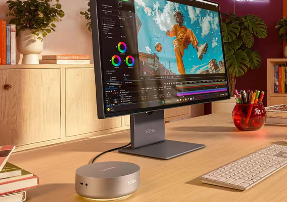 Мини-ПК Lenovo Yoga Mini i на столе с монитором