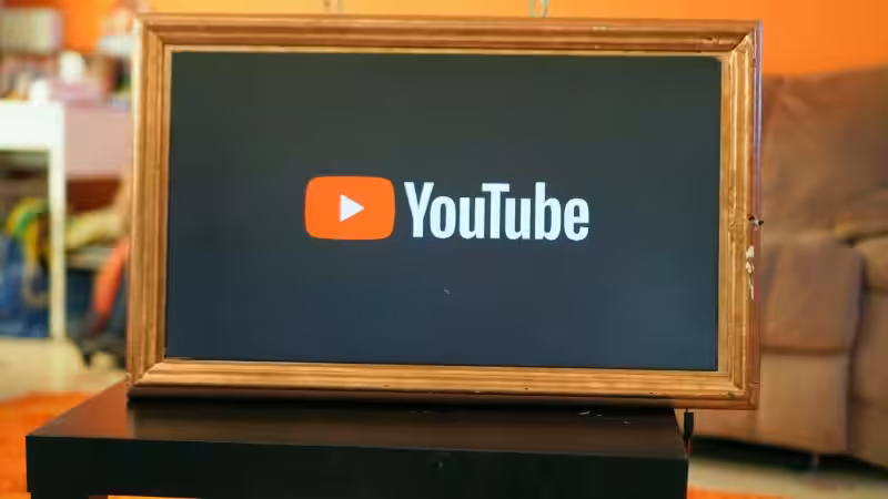 Интерфейс YouTube на телевизоре