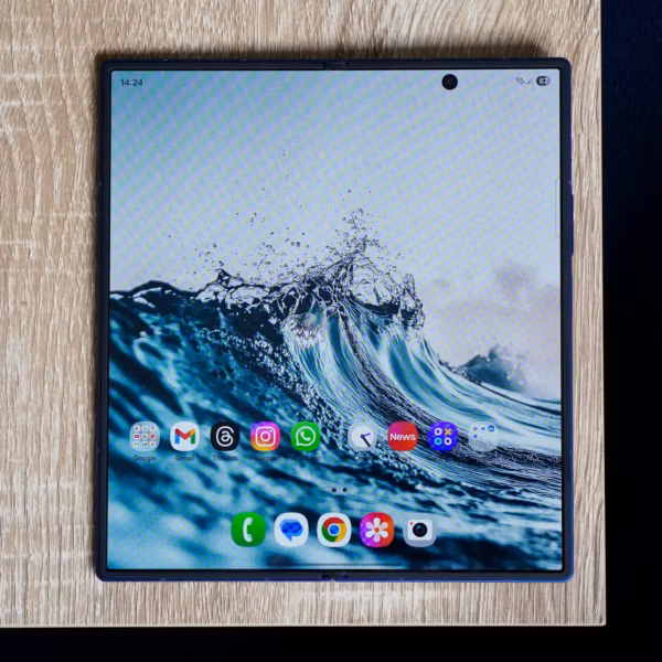 Складной смартфон Samsung Galaxy Z Fold 5 на столе, развернутый экран