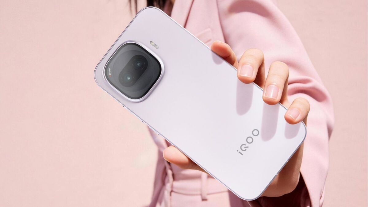 Задняя панель смартфона iQOO Z11 Turbo Pink с крупным модулем камеры