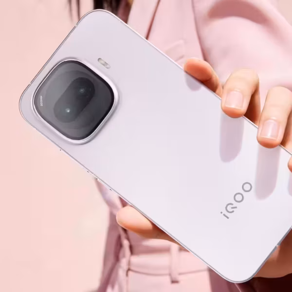Задняя панель смартфона iQOO Z11 Turbo Pink с крупным модулем камеры