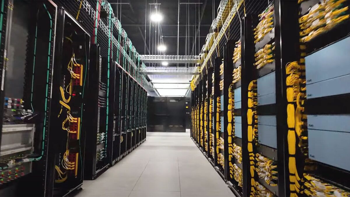Комната дата-центра Oracle и OpenAI с серверными стойками, кабельной инфраструктурой и оборудованием