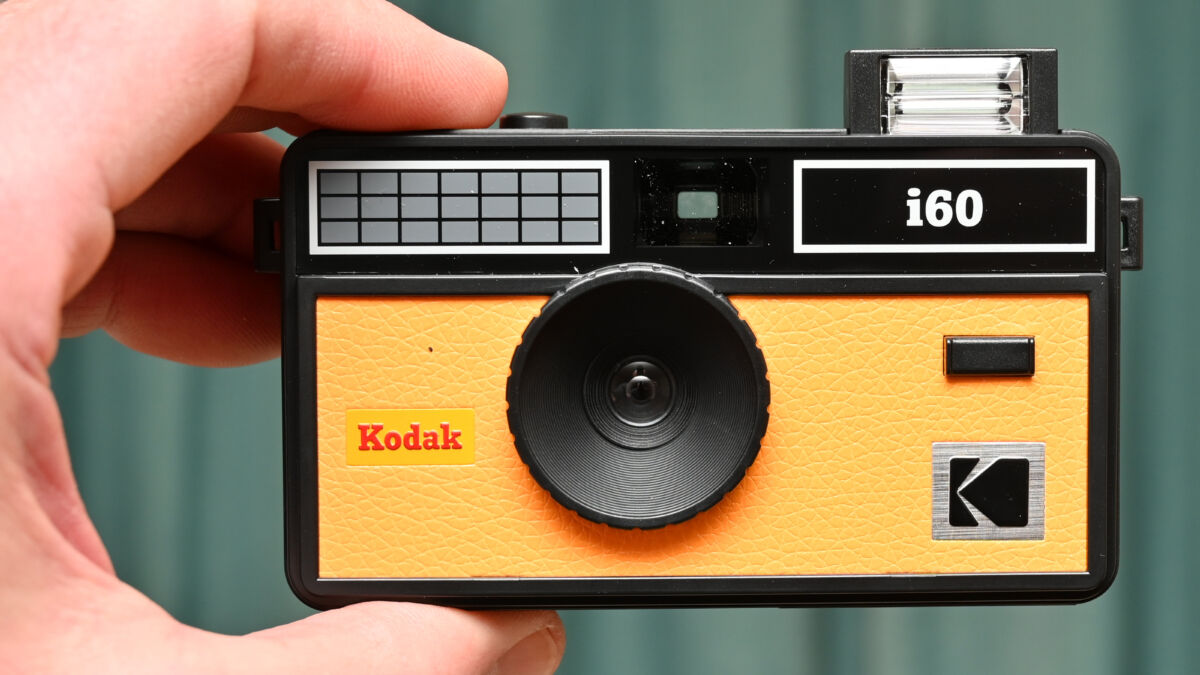 Пленочный фотоаппарат Kodak M35 в руке