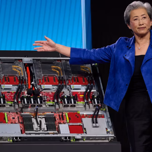 Женщина на презентации серверных компонентов AMD: дорожная карта процессоров и AI-акселераторов до 2027 года