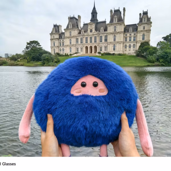 Мягкая игрушка с синей шерстью и лицом в центре