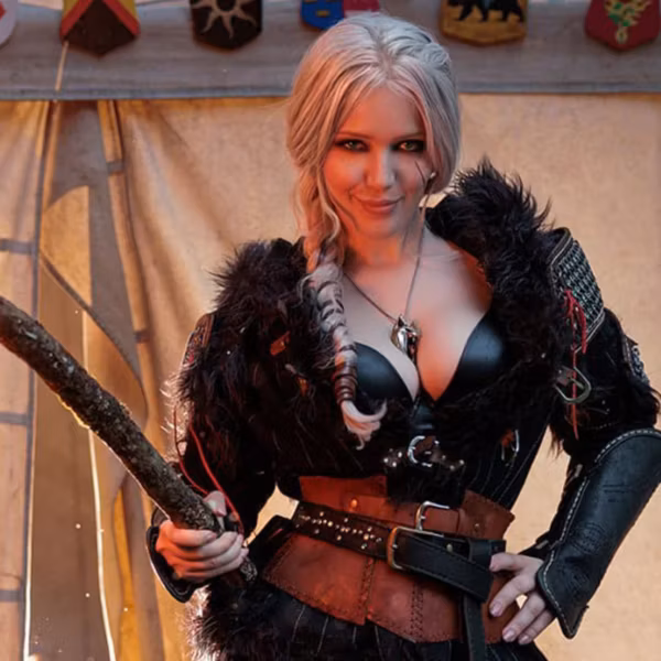 Лада Люмос в костюме Цири из Ведьмака 4 с рогаткой и черной одеждой