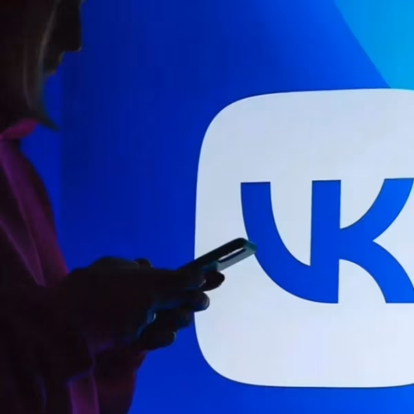 Человек использует смартфон на фоне логотипа Яндекс.Дзена