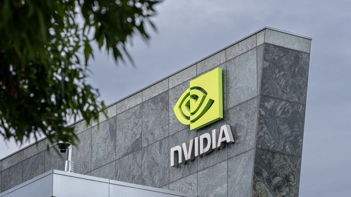 Здание с логотипом Nvidia на фасаде AMD
