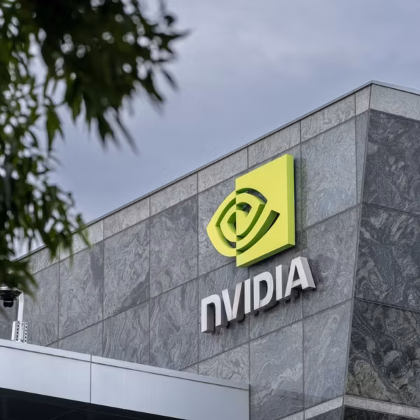 Здание с логотипом Nvidia на фасаде AMD