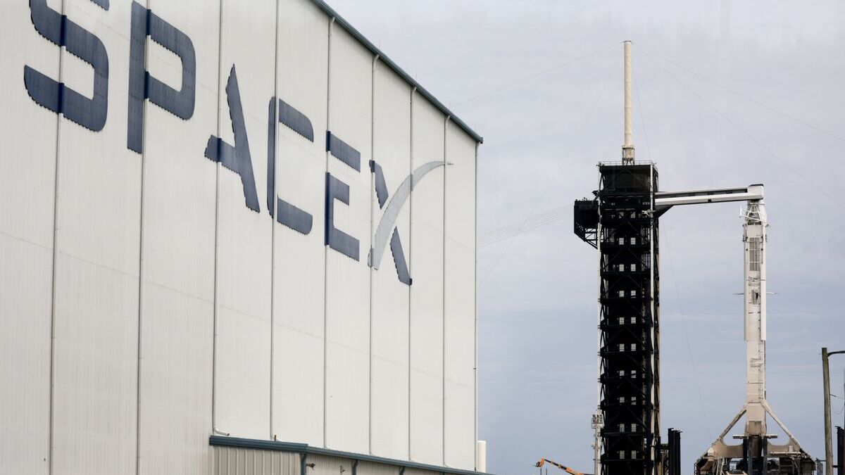 Здание SpaceX с частичным логотипом на фасаде ракетный комплекс