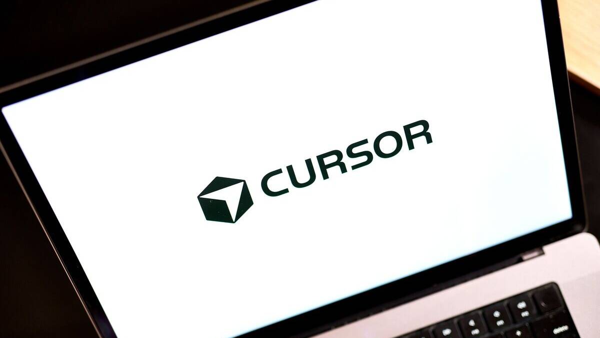 Экран ноутбука с логотипом Cursor и текстом