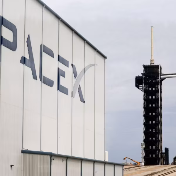 Здание SpaceX с частичным логотипом на фасаде ракетный комплекс