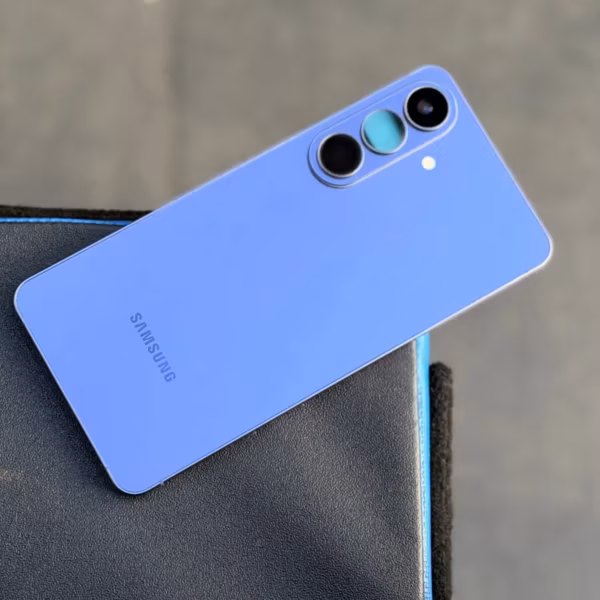 синий телефон Samsung Galaxy на черной поверхности