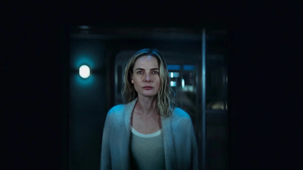 жена смотрит в камеру сцена из сериала «Укрытие»
