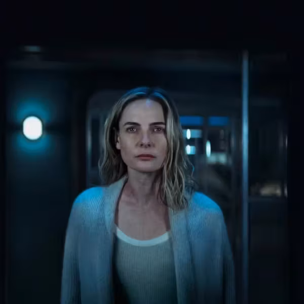 жена смотрит в камеру сцена из сериала «Укрытие»