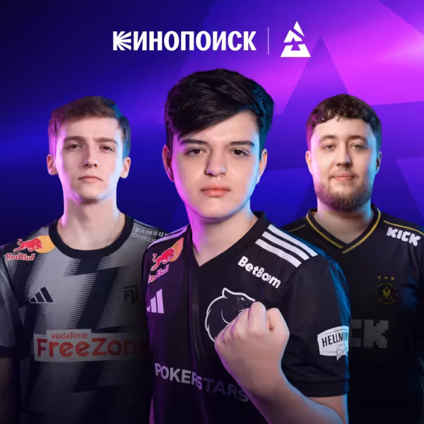 Три профессиональных киберспортсмена в товарных футболках CS2 и Dota 2 с фонами в фиолетовых оттенках