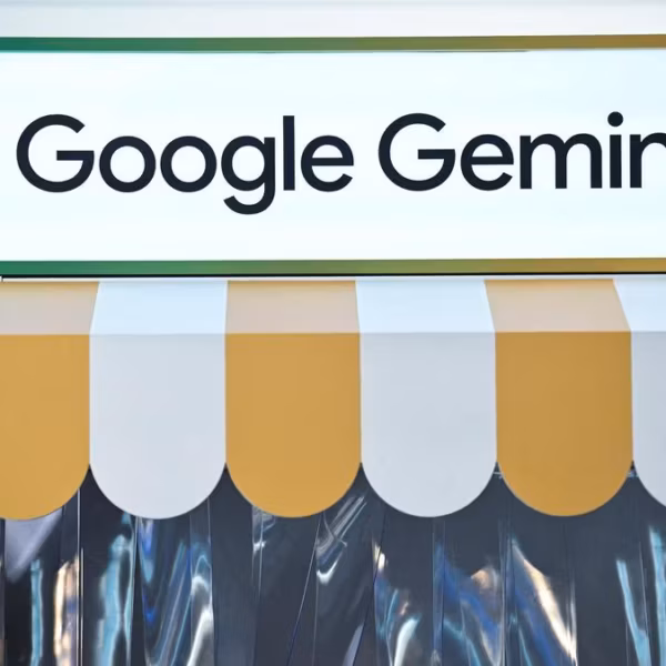 Знак Google Gemini с магазинной вывеской желто-белого цвета